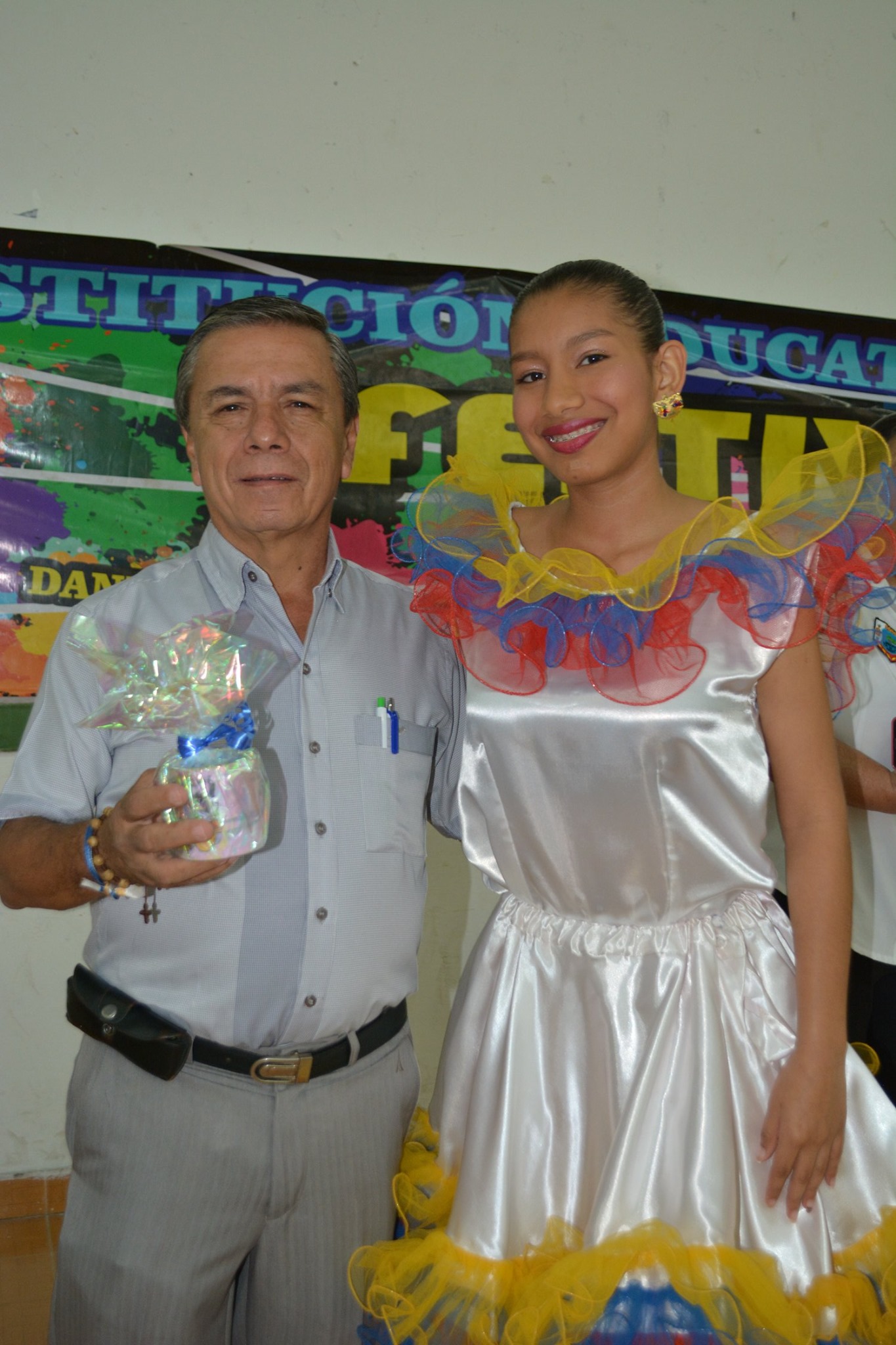 Orlando Salas Macías, rector de la institución y Daniela Gómez Aguilar, estudiante.